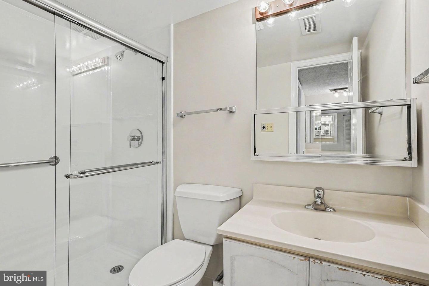 3800 POWELL LN #920, FALLS CHURCH, Virginia 22041, 2 Bedrooms Bedrooms, ,2 BathroomsBathrooms,Residential,For sale,3800 POWELL LN #920,VAFX2284632 MLS # VAFX2284632