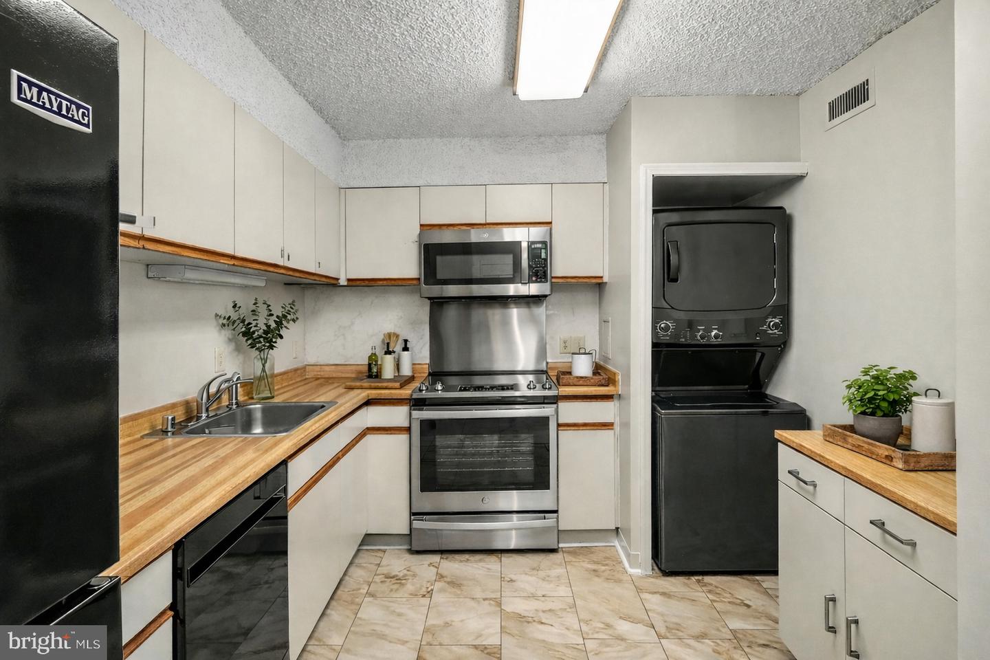 3800 POWELL LN #920, FALLS CHURCH, Virginia 22041, 2 Bedrooms Bedrooms, ,2 BathroomsBathrooms,Residential,For sale,3800 POWELL LN #920,VAFX2284632 MLS # VAFX2284632