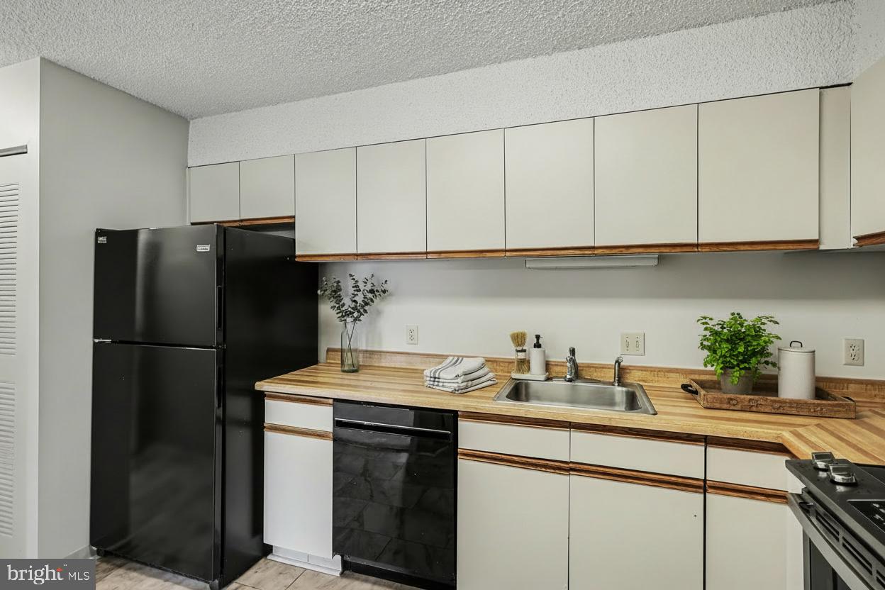 3800 POWELL LN #920, FALLS CHURCH, Virginia 22041, 2 Bedrooms Bedrooms, ,2 BathroomsBathrooms,Residential,For sale,3800 POWELL LN #920,VAFX2284632 MLS # VAFX2284632