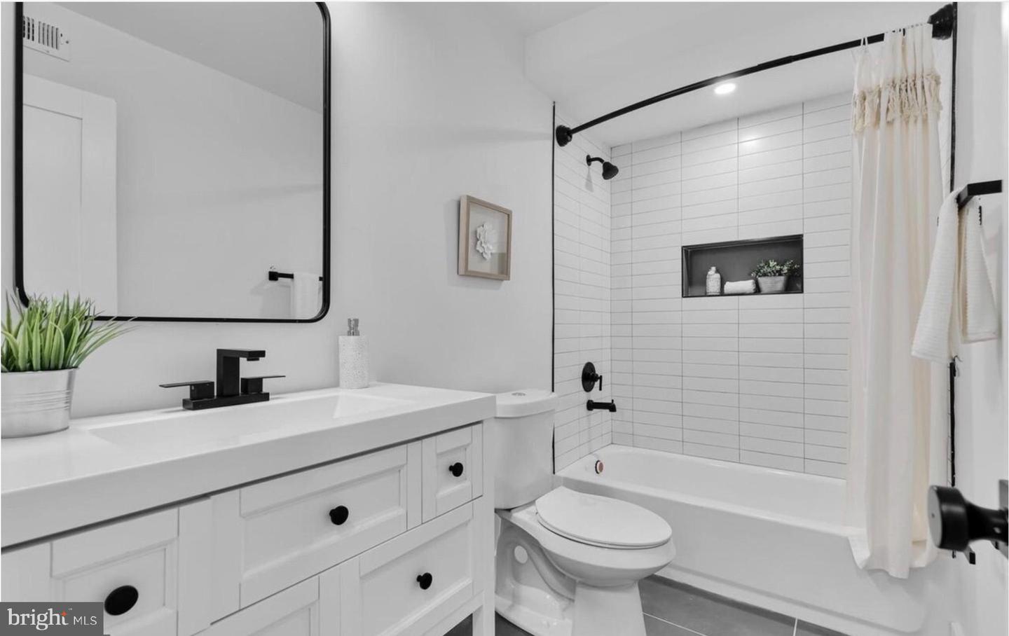 718 6TH ST NE #1, WASHINGTON, District Of Columbia 20002, 4 Bedrooms Bedrooms, 7 Rooms Rooms,2 BathroomsBathrooms,Residential,For sale,718 6TH ST NE #1,DCDC2241502 MLS # DCDC2241502