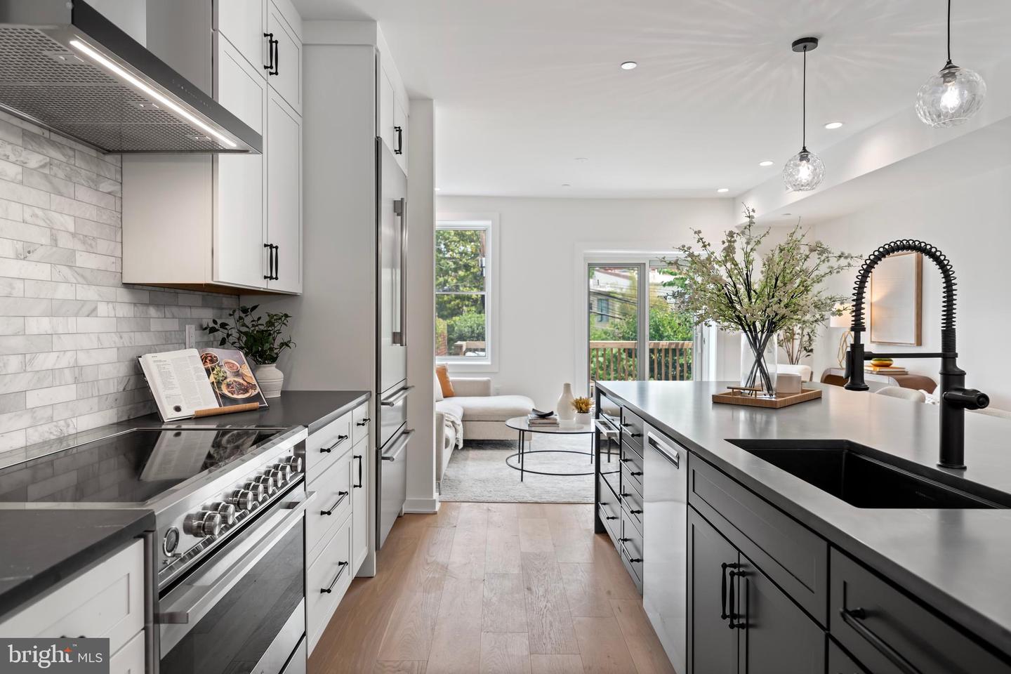 131 11 ST NE #3, WASHINGTON, District Of Columbia 20002, 4 Bedrooms Bedrooms, ,2 BathroomsBathrooms,Residential,For sale,131 11 ST NE #3,DCDC2241690 MLS # DCDC2241690