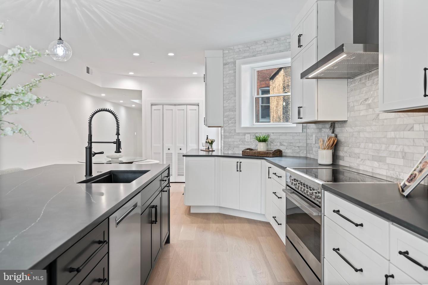 131 11 ST NE #3, WASHINGTON, District Of Columbia 20002, 4 Bedrooms Bedrooms, ,2 BathroomsBathrooms,Residential,For sale,131 11 ST NE #3,DCDC2241690 MLS # DCDC2241690