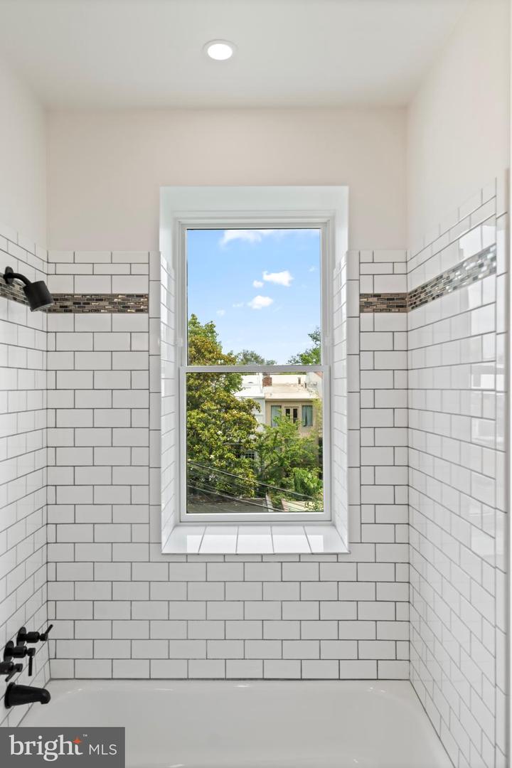 131 11 ST NE #3, WASHINGTON, District Of Columbia 20002, 4 Bedrooms Bedrooms, ,2 BathroomsBathrooms,Residential,For sale,131 11 ST NE #3,DCDC2241690 MLS # DCDC2241690