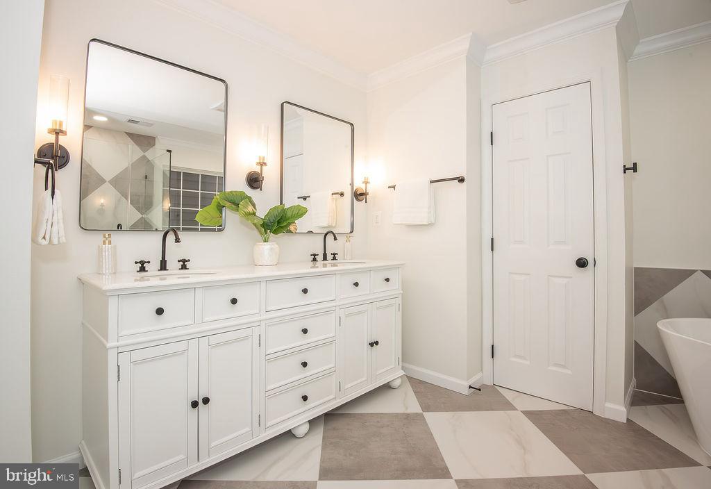 4183 WHITLOW PL, CHANTILLY, Virginia 20151, 4 Bedrooms Bedrooms, ,4 BathroomsBathrooms,Residential,For sale,4183 WHITLOW PL,VAFX2286404 MLS # VAFX2286404