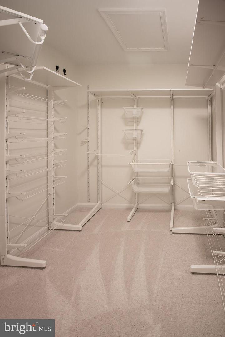 4183 WHITLOW PL, CHANTILLY, Virginia 20151, 4 Bedrooms Bedrooms, ,4 BathroomsBathrooms,Residential,For sale,4183 WHITLOW PL,VAFX2286404 MLS # VAFX2286404