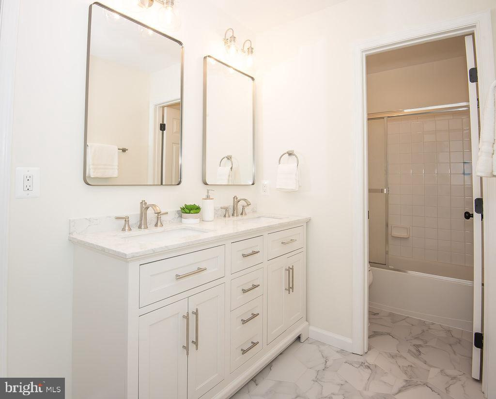 4183 WHITLOW PL, CHANTILLY, Virginia 20151, 4 Bedrooms Bedrooms, ,4 BathroomsBathrooms,Residential,For sale,4183 WHITLOW PL,VAFX2286404 MLS # VAFX2286404