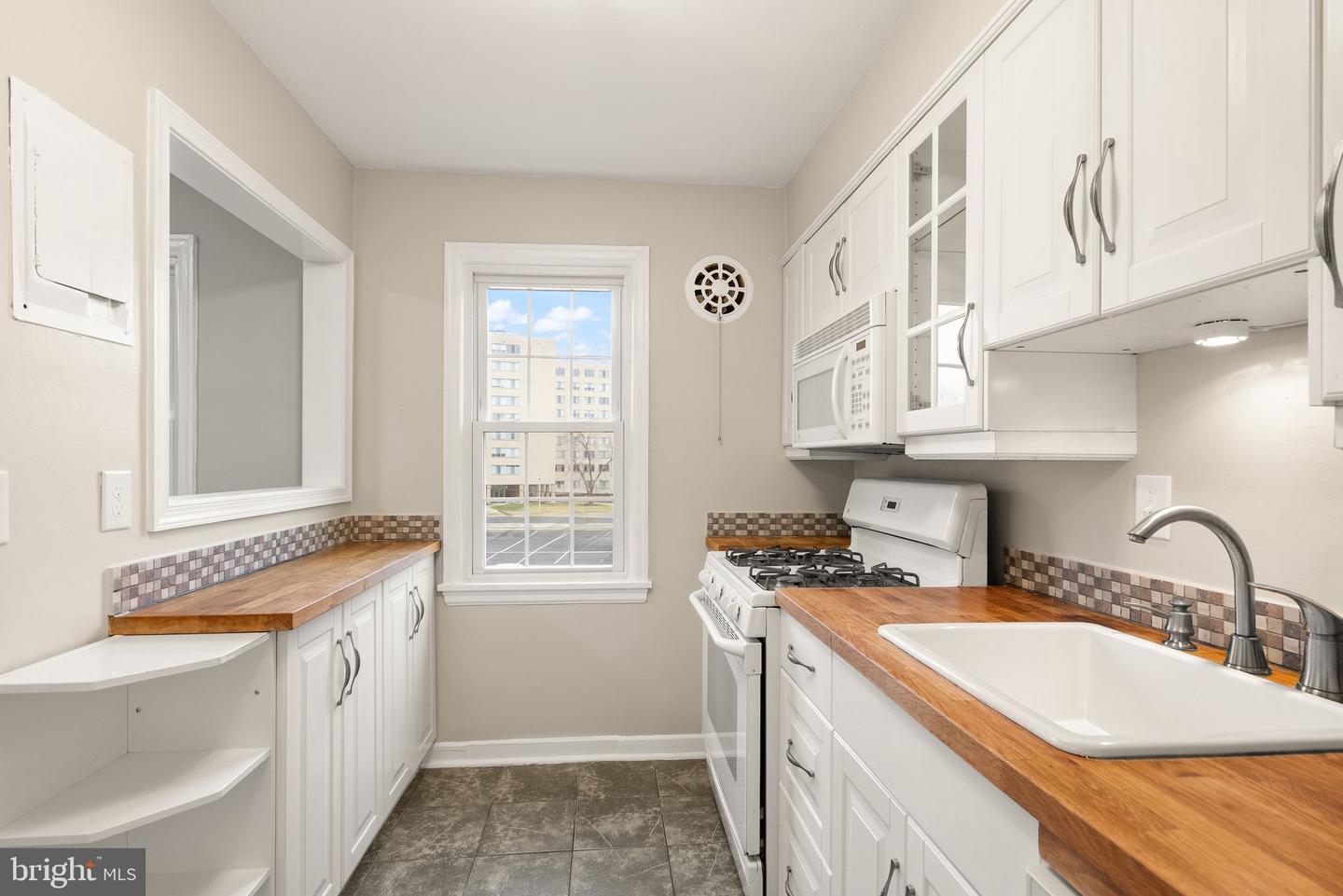 6628 E WAKEFIELD DR E #C1, ALEXANDRIA, Virginia 22307, 2 Bedrooms Bedrooms, ,1 BathroomBathrooms,Residential,For sale,6628 E WAKEFIELD DR E #C1,VAFX2286626 MLS # VAFX2286626