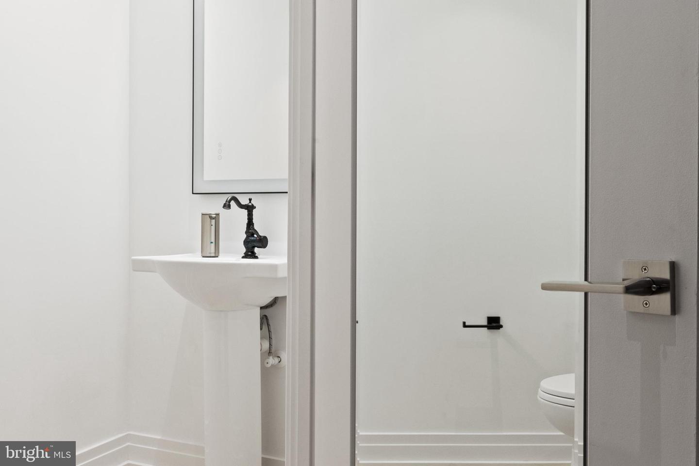 1201 N ROYAL ST #215, ALEXANDRIA, Virginia 22314, 2 Bedrooms Bedrooms, ,1 BathroomBathrooms,Residential,For sale,1201 N ROYAL ST #215,VAAX2053394 MLS # VAAX2053394