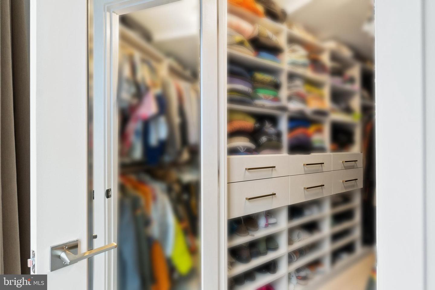 1201 N ROYAL ST #215, ALEXANDRIA, Virginia 22314, 2 Bedrooms Bedrooms, ,1 BathroomBathrooms,Residential,For sale,1201 N ROYAL ST #215,VAAX2053394 MLS # VAAX2053394