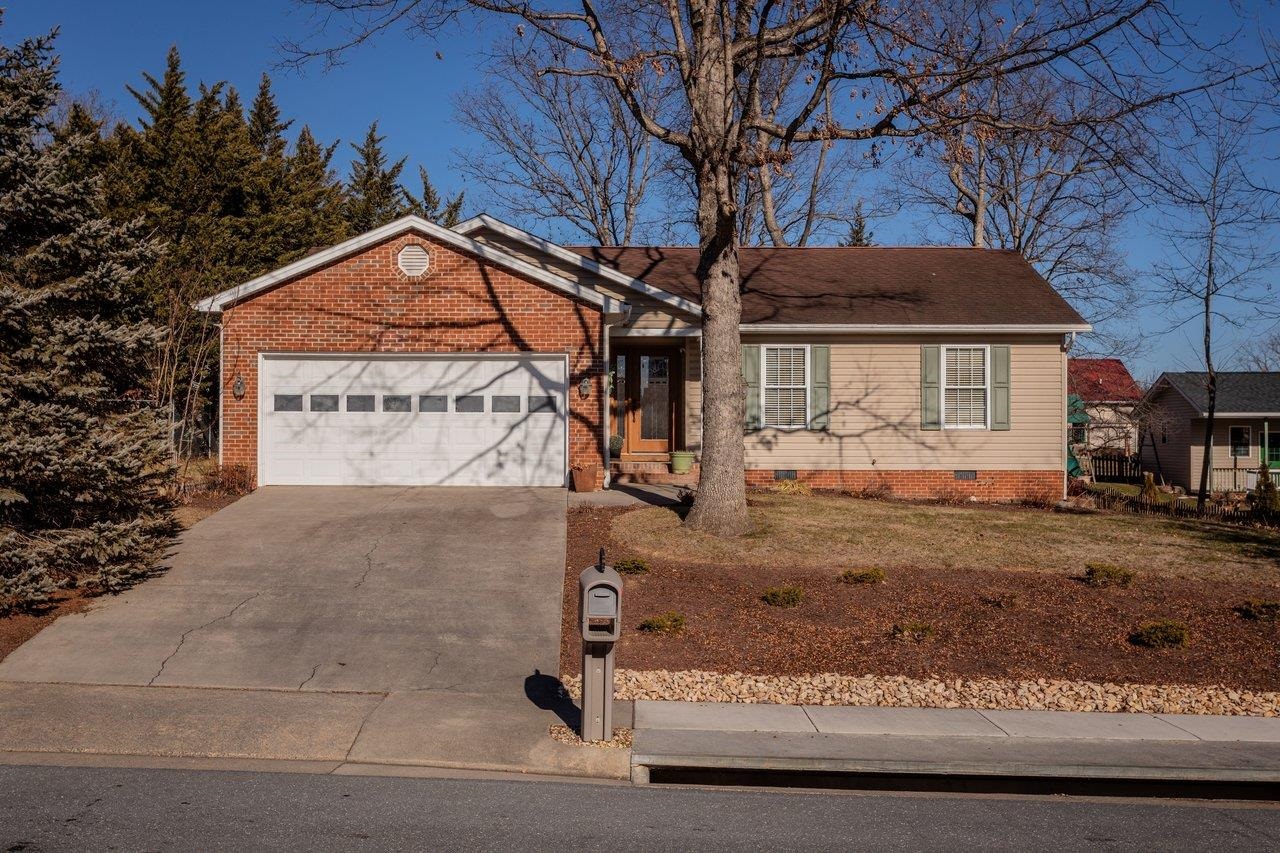 1716 EVERGREEN DR, HARRISONBURG, Virginia 22801, 3 Bedrooms Bedrooms, ,2 BathroomsBathrooms,Residential,1716 EVERGREEN DR,672704 MLS # 672704