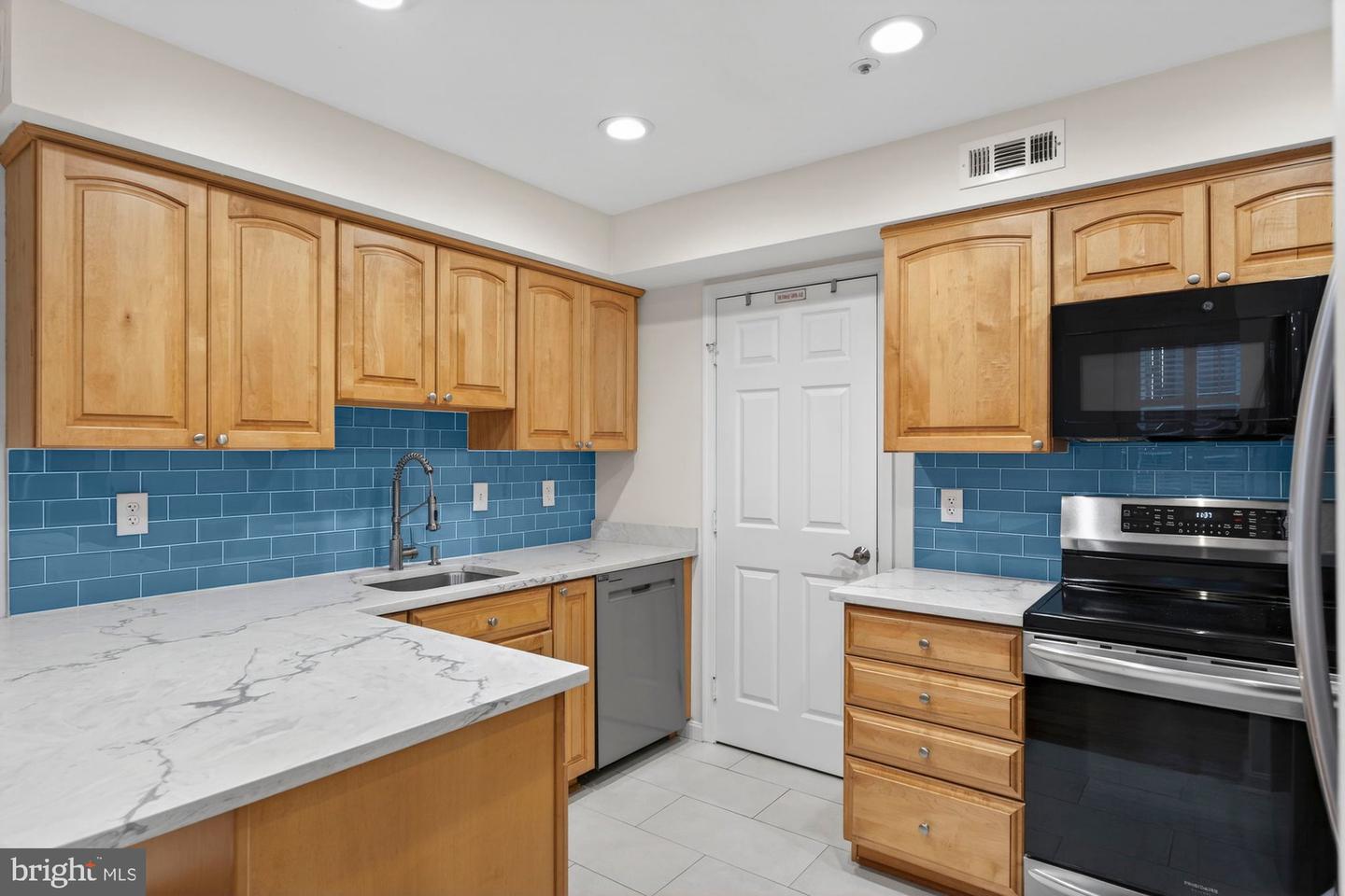 207-A PARK ST SE, VIENNA, Virginia 22180, 3 Bedrooms Bedrooms, ,2 BathroomsBathrooms,Residential,For sale,207-A PARK ST SE,VAFX2285026 MLS # VAFX2285026