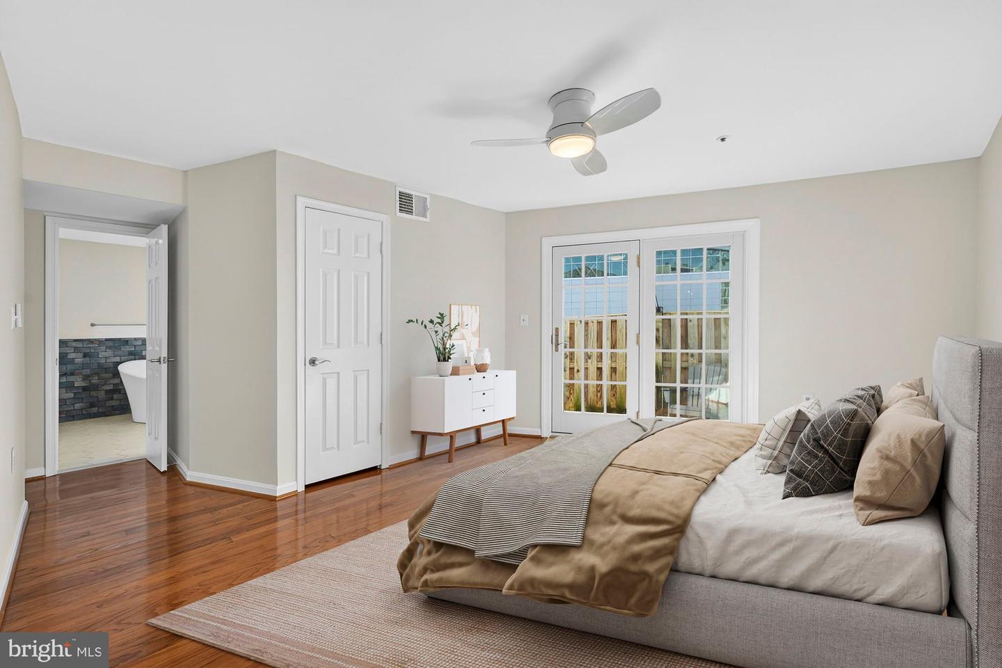 207-A PARK ST SE, VIENNA, Virginia 22180, 3 Bedrooms Bedrooms, ,2 BathroomsBathrooms,Residential,For sale,207-A PARK ST SE,VAFX2285026 MLS # VAFX2285026