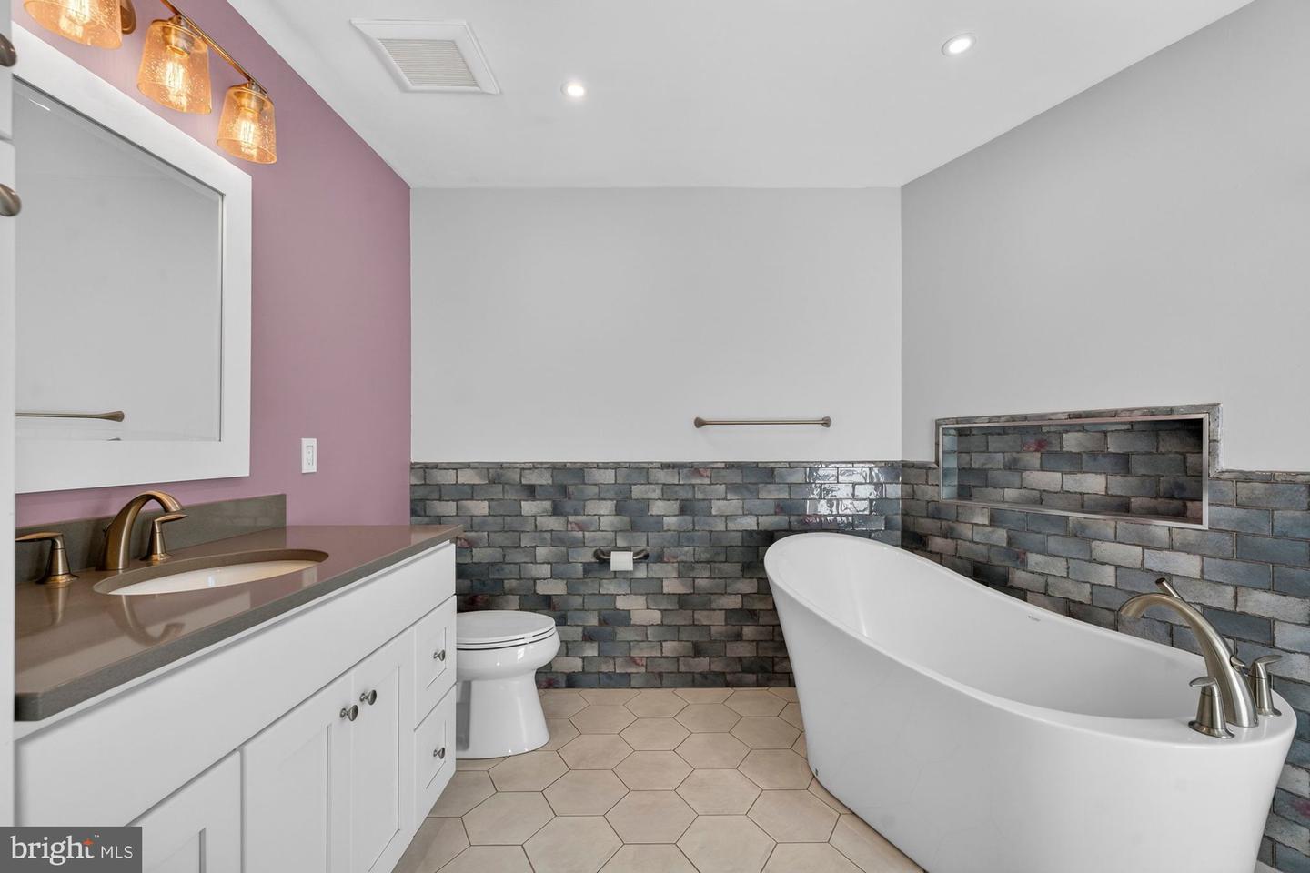 207-A PARK ST SE, VIENNA, Virginia 22180, 3 Bedrooms Bedrooms, ,2 BathroomsBathrooms,Residential,For sale,207-A PARK ST SE,VAFX2285026 MLS # VAFX2285026