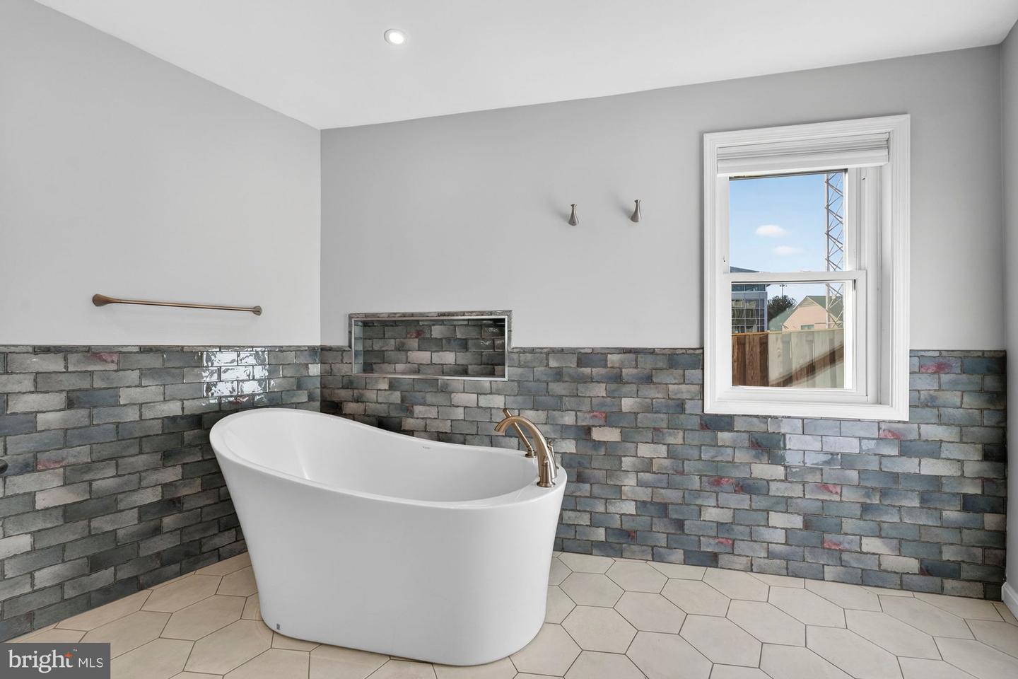 207-A PARK ST SE, VIENNA, Virginia 22180, 3 Bedrooms Bedrooms, ,2 BathroomsBathrooms,Residential,For sale,207-A PARK ST SE,VAFX2285026 MLS # VAFX2285026