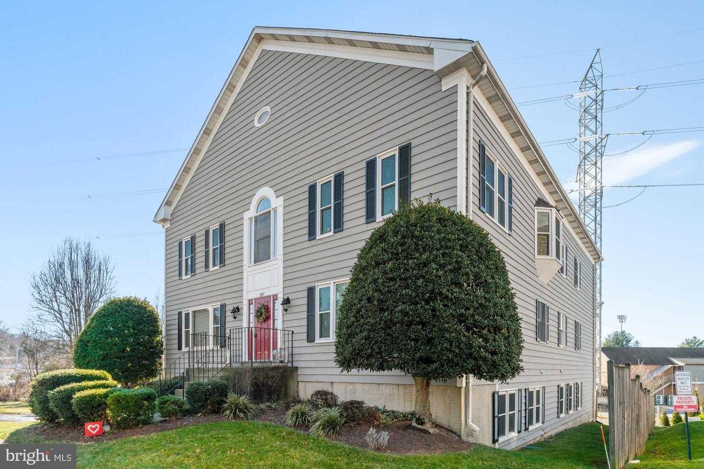 207-A PARK ST SE, VIENNA, Virginia 22180, 3 Bedrooms Bedrooms, ,2 BathroomsBathrooms,Residential,For sale,207-A PARK ST SE,VAFX2285026 MLS # VAFX2285026