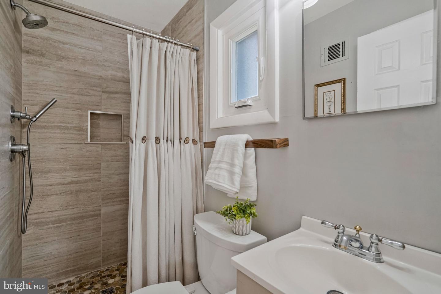 98 S IRIS ST S, ALEXANDRIA, Virginia 22304, 3 Bedrooms Bedrooms, ,2 BathroomsBathrooms,Residential,For sale,98 S IRIS ST S,VAAX2053416 MLS # VAAX2053416