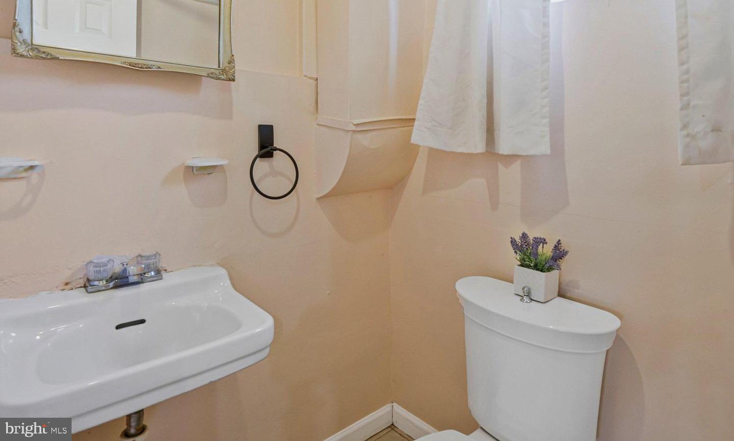 98 S IRIS ST S, ALEXANDRIA, Virginia 22304, 3 Bedrooms Bedrooms, ,2 BathroomsBathrooms,Residential,For sale,98 S IRIS ST S,VAAX2053416 MLS # VAAX2053416