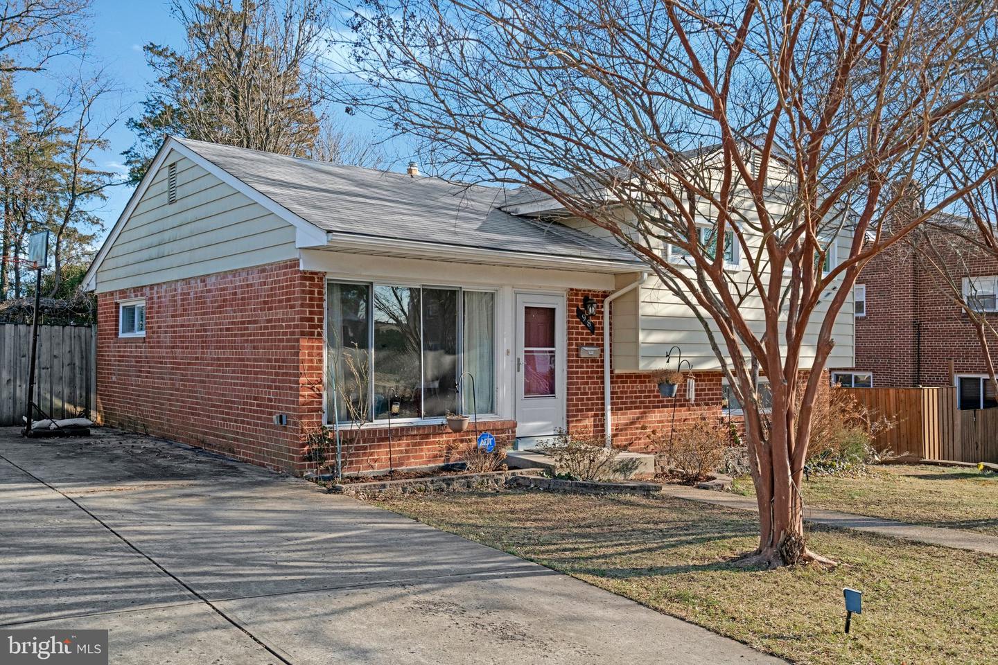 98 S IRIS ST S, ALEXANDRIA, Virginia 22304, 3 Bedrooms Bedrooms, ,2 BathroomsBathrooms,Residential,For sale,98 S IRIS ST S,VAAX2053416 MLS # VAAX2053416