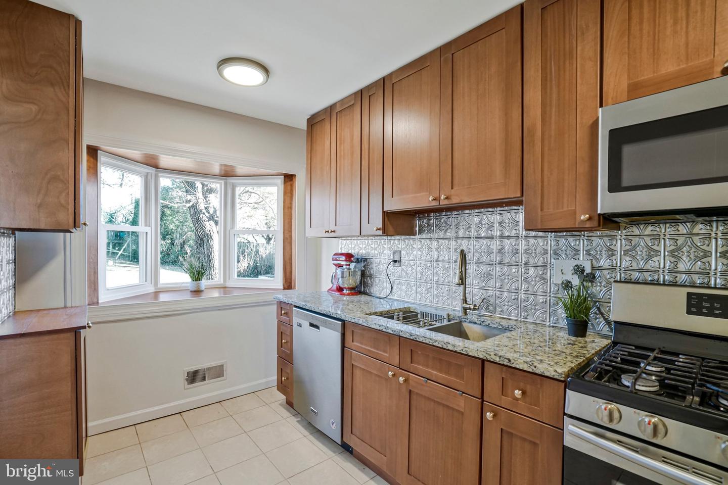 98 S IRIS ST S, ALEXANDRIA, Virginia 22304, 3 Bedrooms Bedrooms, ,2 BathroomsBathrooms,Residential,For sale,98 S IRIS ST S,VAAX2053416 MLS # VAAX2053416