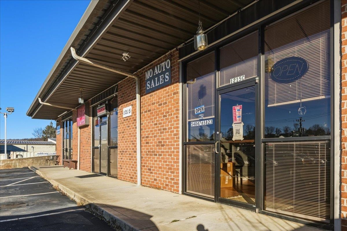 1215 GREENVILLE AVE, STAUNTON, Virginia 24401, ,Commercial,1215 GREENVILLE AVE,672714 MLS # 672714
