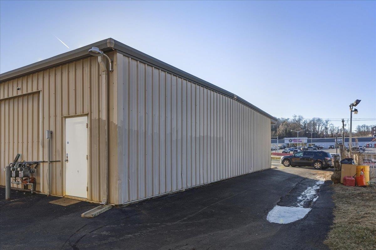 1215 GREENVILLE AVE, STAUNTON, Virginia 24401, ,Commercial,1215 GREENVILLE AVE,672714 MLS # 672714