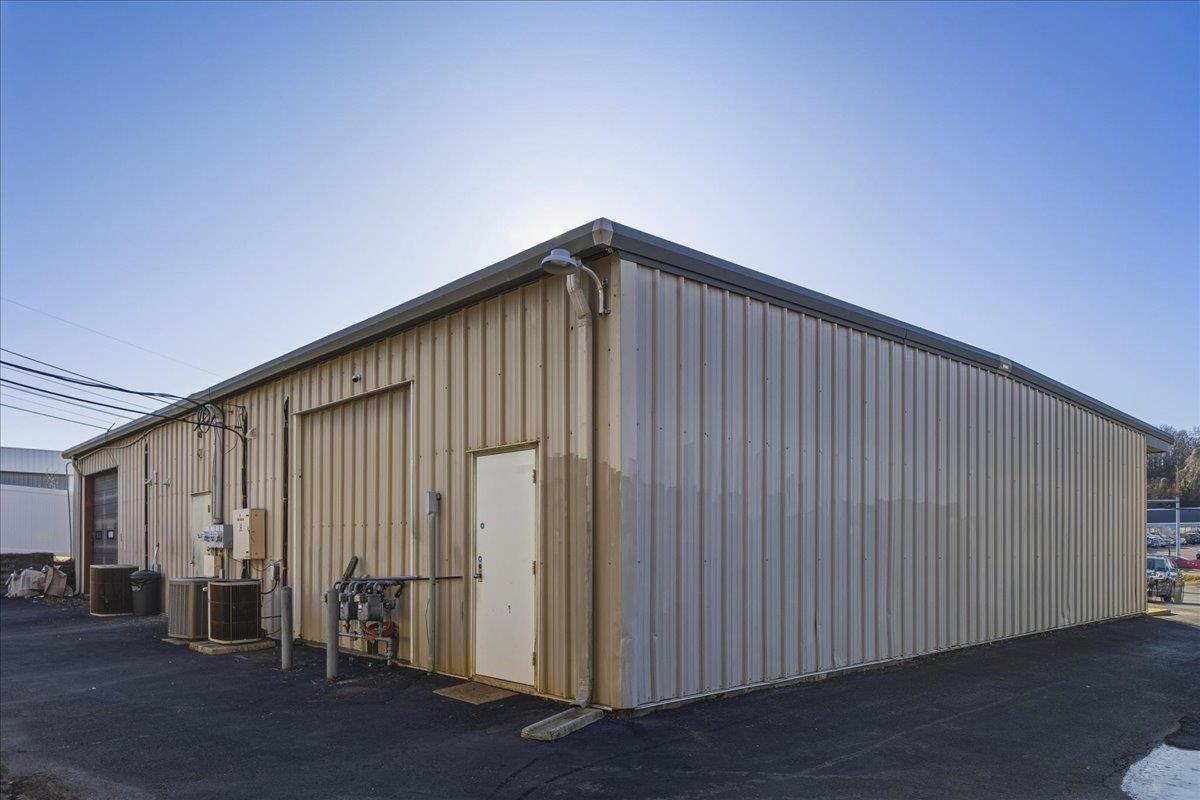 1215 GREENVILLE AVE, STAUNTON, Virginia 24401, ,Commercial,1215 GREENVILLE AVE,672714 MLS # 672714