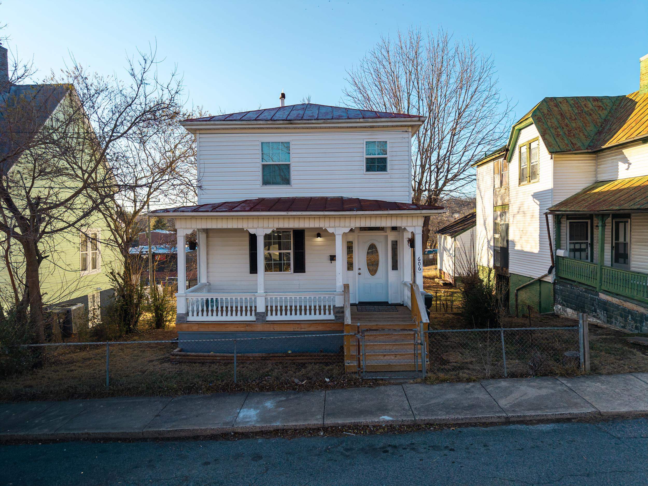 606 WINTHROP ST, STAUNTON, Virginia 24401, 3 Bedrooms Bedrooms, ,1 BathroomBathrooms,Residential,606 WINTHROP ST,672719 MLS # 672719