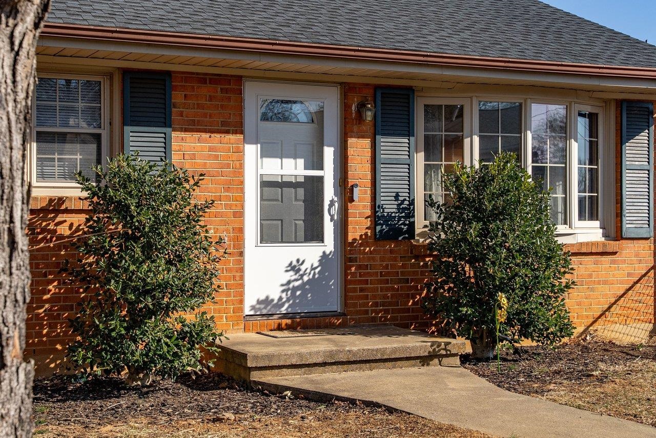 215 GEORGE ST, STAUNTON, Virginia 24401, 3 Bedrooms Bedrooms, ,1 BathroomBathrooms,Residential,215 GEORGE ST,672757 MLS # 672757