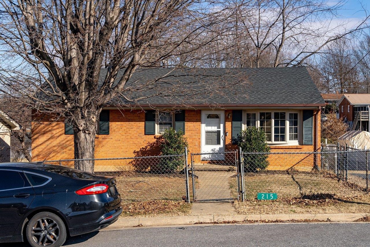 215 GEORGE ST, STAUNTON, Virginia 24401, 3 Bedrooms Bedrooms, ,1 BathroomBathrooms,Residential,215 GEORGE ST,672757 MLS # 672757