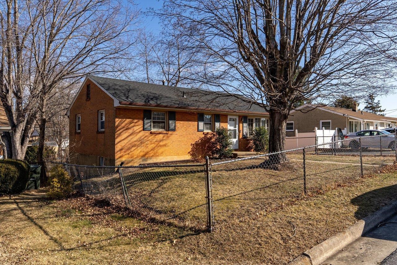 215 GEORGE ST, STAUNTON, Virginia 24401, 3 Bedrooms Bedrooms, ,1 BathroomBathrooms,Residential,215 GEORGE ST,672757 MLS # 672757