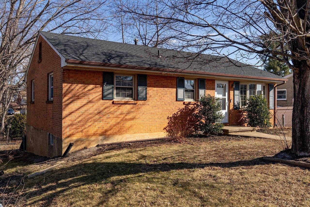 215 GEORGE ST, STAUNTON, Virginia 24401, 3 Bedrooms Bedrooms, ,1 BathroomBathrooms,Residential,215 GEORGE ST,672757 MLS # 672757