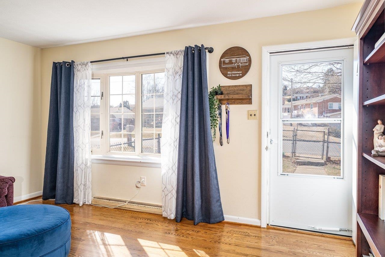 215 GEORGE ST, STAUNTON, Virginia 24401, 3 Bedrooms Bedrooms, ,1 BathroomBathrooms,Residential,215 GEORGE ST,672757 MLS # 672757