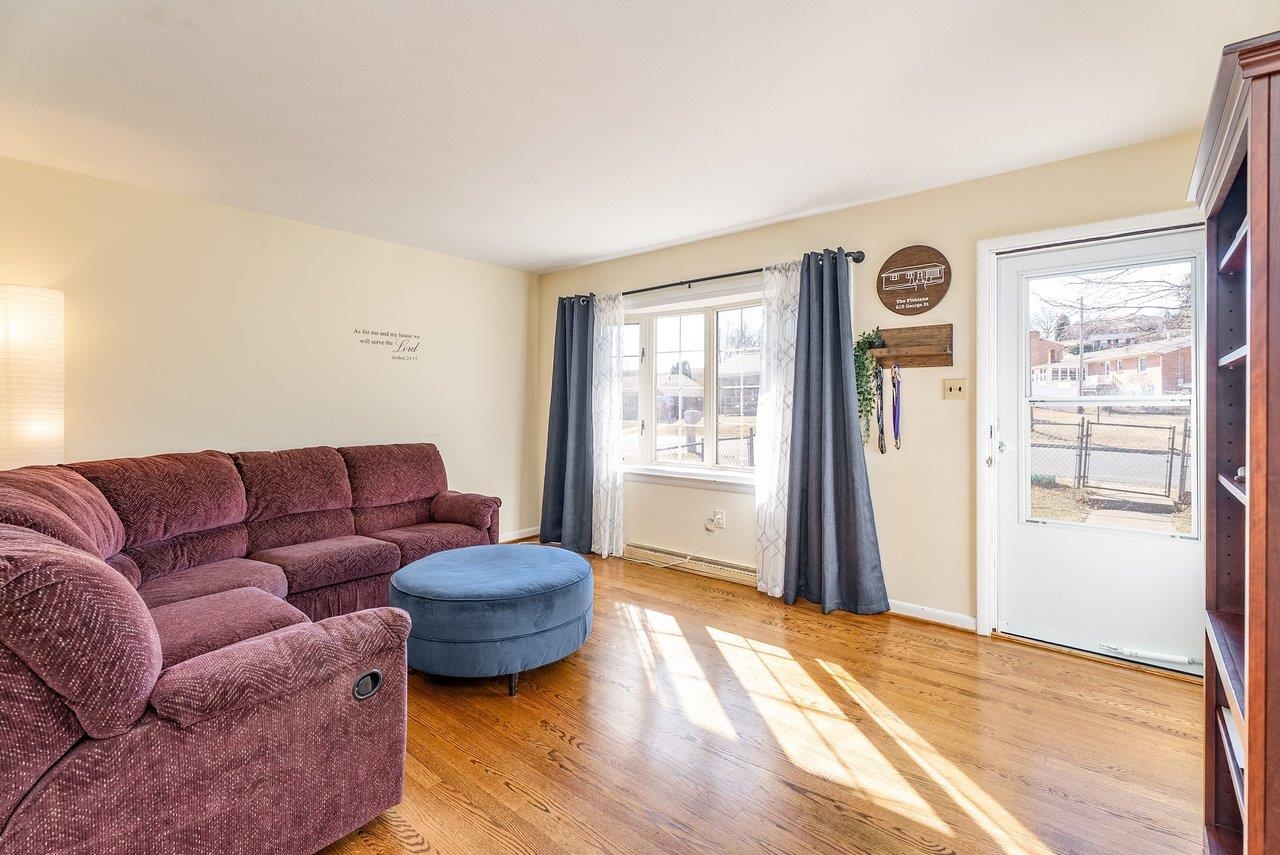 215 GEORGE ST, STAUNTON, Virginia 24401, 3 Bedrooms Bedrooms, ,1 BathroomBathrooms,Residential,215 GEORGE ST,672757 MLS # 672757