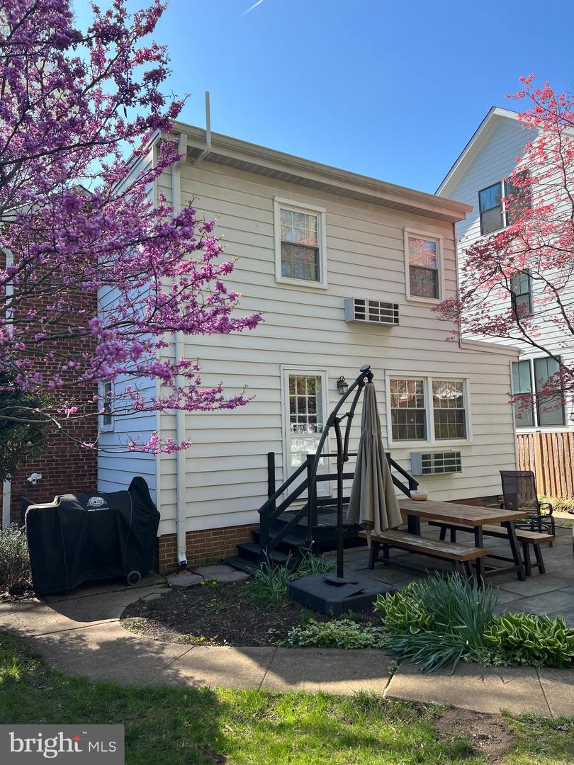 2723 N GEORGE MASON DR N, ARLINGTON, Virginia 22207, 3 Bedrooms Bedrooms, ,2 BathroomsBathrooms,Residential,For sale,2723 N GEORGE MASON DR N,VAAR2066074 MLS # VAAR2066074