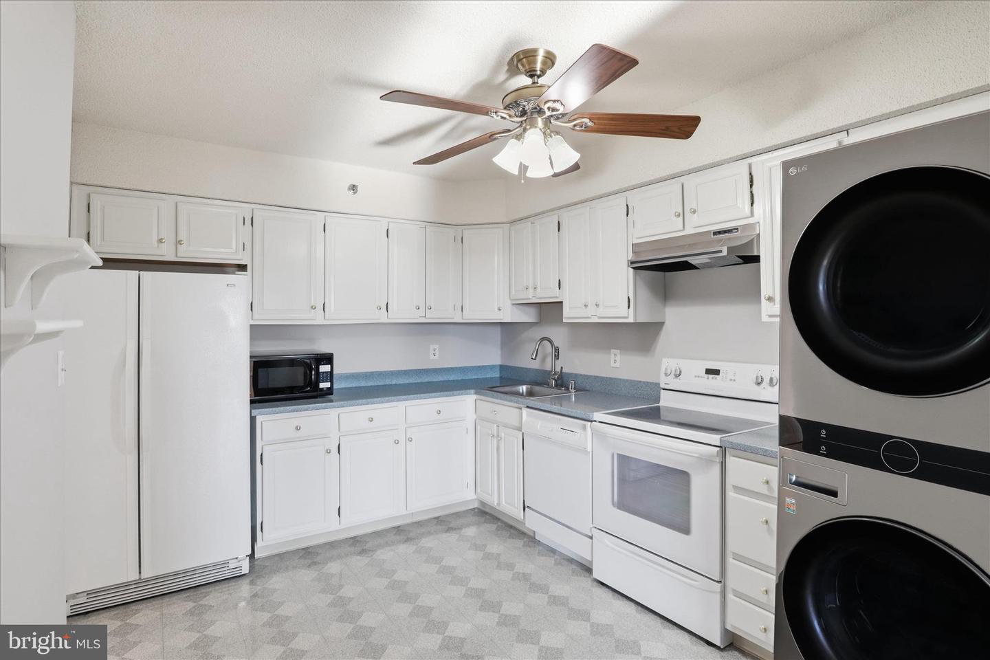 3709 S GEORGE MASON DR #912, FALLS CHURCH, Virginia 22041, 2 Bedrooms Bedrooms, ,2 BathroomsBathrooms,Residential,For sale,3709 S GEORGE MASON DR #912,VAFX2285066 MLS # VAFX2285066