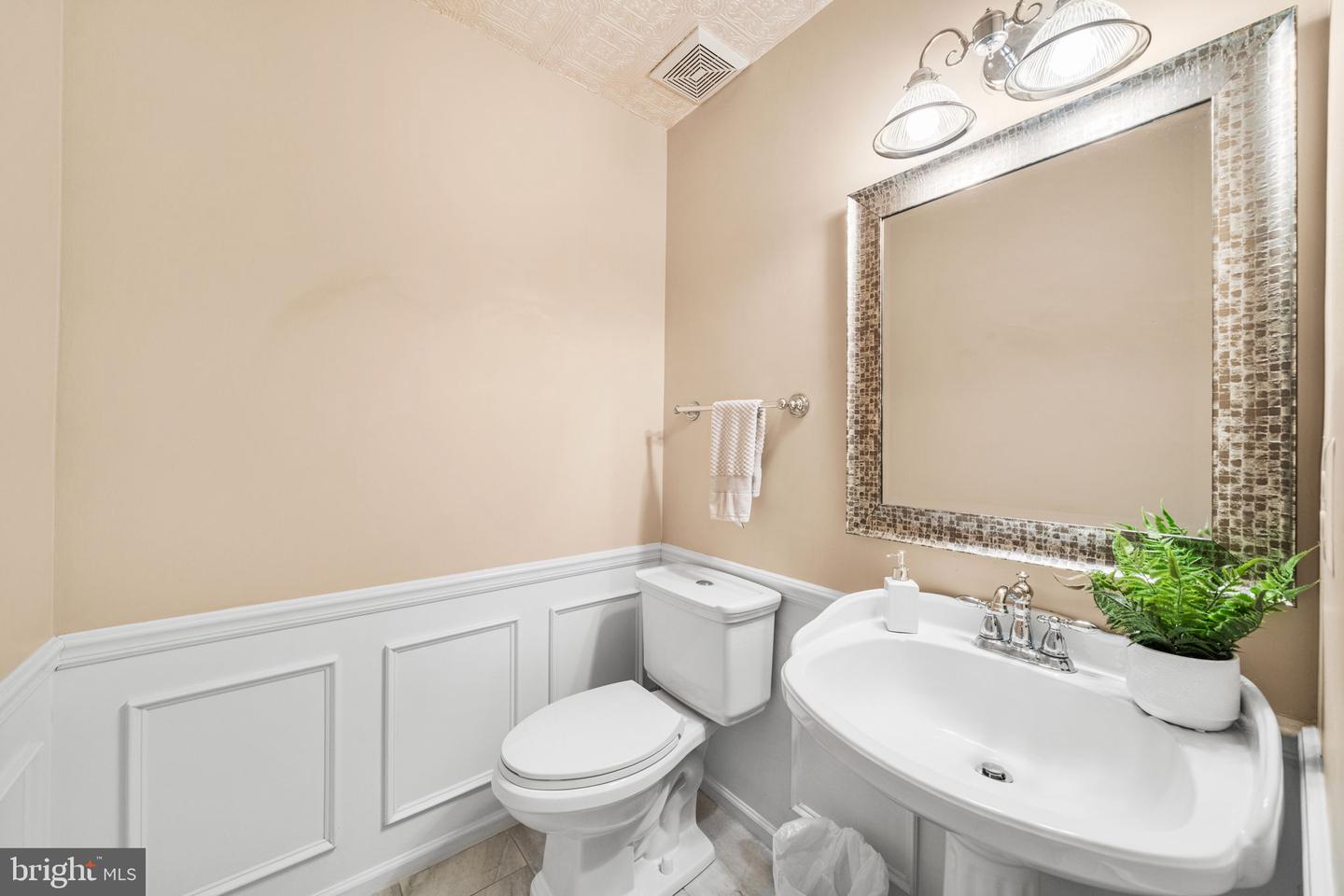 4926 NOVAK LN, FAIRFAX, Virginia 22030, 4 Bedrooms Bedrooms, ,4 BathroomsBathrooms,Residential,For sale,4926 NOVAK LN,VAFX2285996 MLS # VAFX2285996