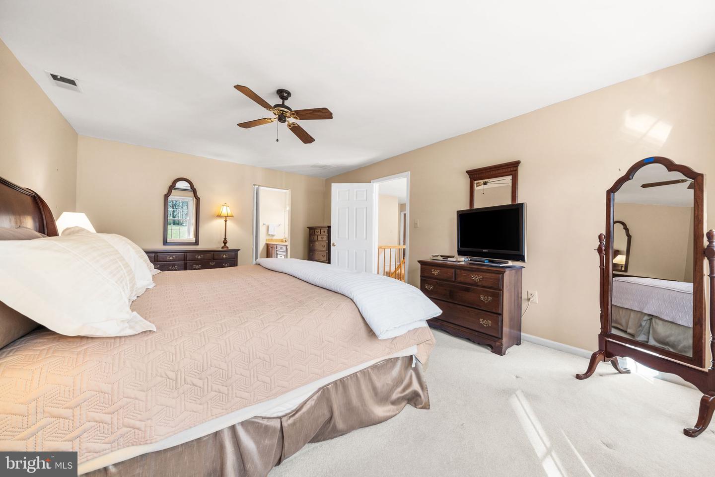 4926 NOVAK LN, FAIRFAX, Virginia 22030, 4 Bedrooms Bedrooms, ,4 BathroomsBathrooms,Residential,For sale,4926 NOVAK LN,VAFX2285996 MLS # VAFX2285996