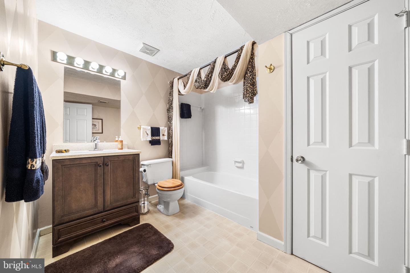 4926 NOVAK LN, FAIRFAX, Virginia 22030, 4 Bedrooms Bedrooms, ,4 BathroomsBathrooms,Residential,For sale,4926 NOVAK LN,VAFX2285996 MLS # VAFX2285996