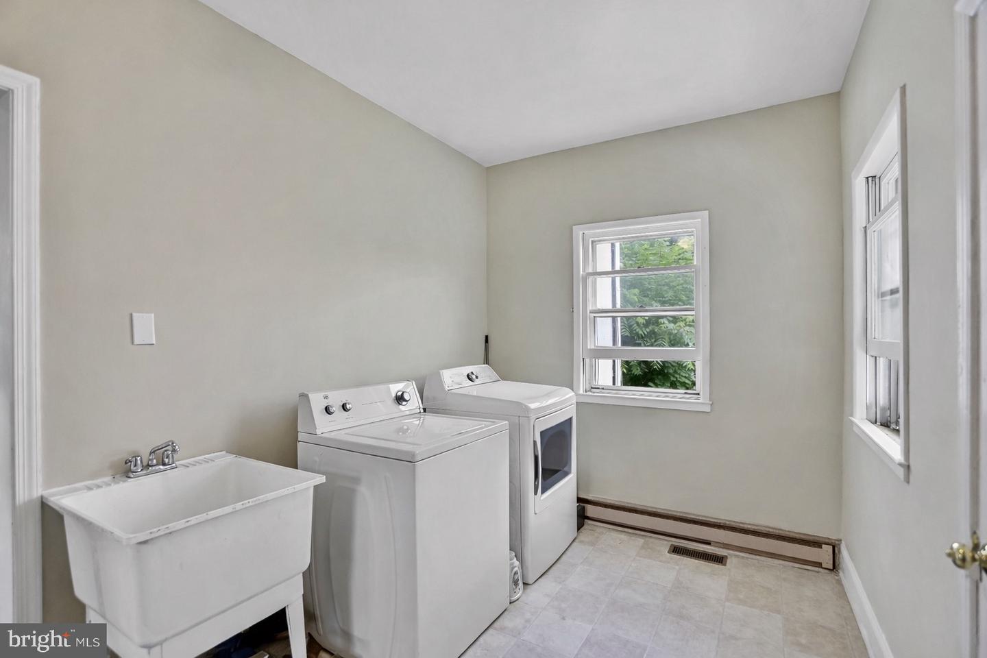 200 S ORCHARD DR, PURCELLVILLE, Virginia 20132, 4 Bedrooms Bedrooms, 12 Rooms Rooms,2 BathroomsBathrooms,Residential,For sale,200 S ORCHARD DR,VALO2114152 MLS # VALO2114152