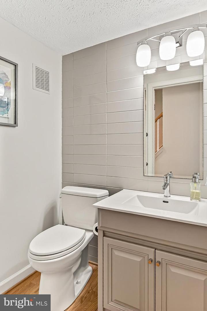 3826 BEECH DOWN DR, CHANTILLY, Virginia 20151, 3 Bedrooms Bedrooms, ,2 BathroomsBathrooms,Residential,For sale,3826 BEECH DOWN DR,VAFX2286782 MLS # VAFX2286782