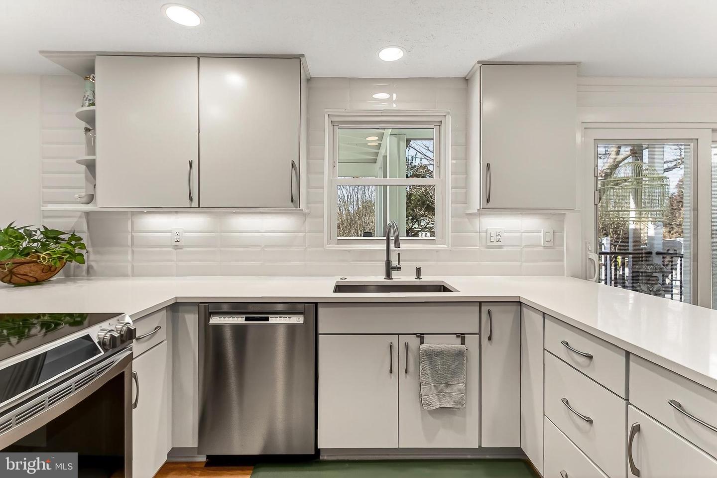 3826 BEECH DOWN DR, CHANTILLY, Virginia 20151, 3 Bedrooms Bedrooms, ,2 BathroomsBathrooms,Residential,For sale,3826 BEECH DOWN DR,VAFX2286782 MLS # VAFX2286782