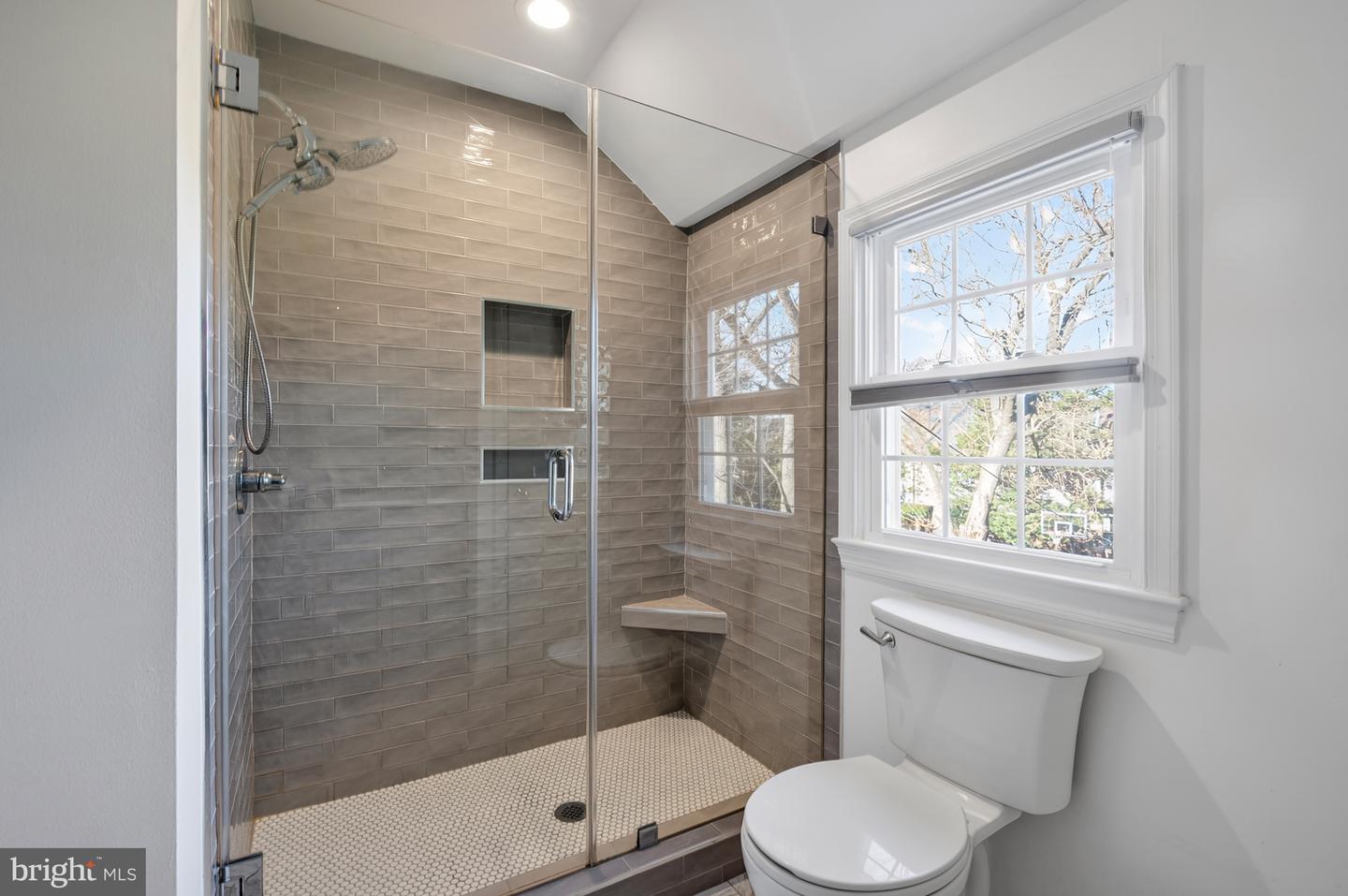 413 TENNESSEE AVE, ALEXANDRIA, Virginia 22305, 3 Bedrooms Bedrooms, 6 Rooms Rooms,3 BathroomsBathrooms,Residential,For sale,413 TENNESSEE AVE,VAAX2053402 MLS # VAAX2053402