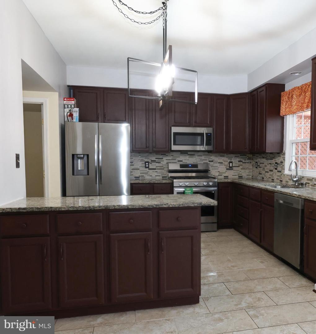 2558 GRAYTON LN, WOODBRIDGE, Virginia 22191, 4 Bedrooms Bedrooms, 4 Rooms Rooms,3 BathroomsBathrooms,Residential,For sale,2558 GRAYTON LN,VAPW2111006 MLS # VAPW2111006