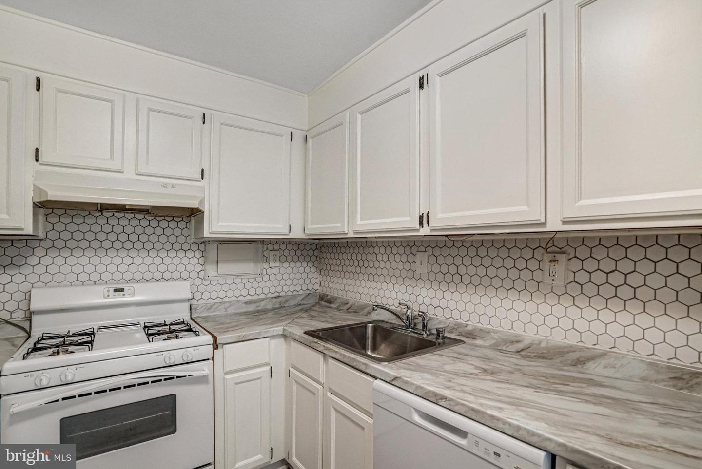 4600 S FOUR MILE RUN DR #1203, ARLINGTON, Virginia 22204, 3 Bedrooms Bedrooms, ,2 BathroomsBathrooms,Residential,For sale,4600 S FOUR MILE RUN DR #1203,VAAR2068018 MLS # VAAR2068018