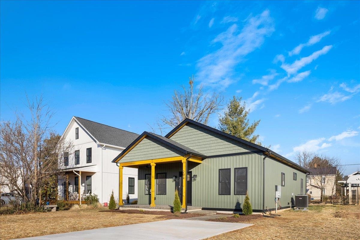 204 LEE AVE, ELKTON, Virginia 22827, 3 Bedrooms Bedrooms, ,2 BathroomsBathrooms,Residential,204 LEE AVE,672765 MLS # 672765