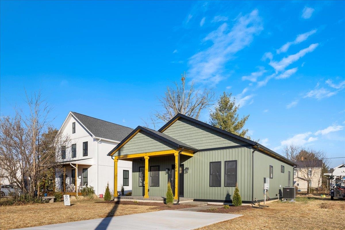 204 LEE AVE, ELKTON, Virginia 22827, 3 Bedrooms Bedrooms, ,2 BathroomsBathrooms,Residential,204 LEE AVE,672765 MLS # 672765