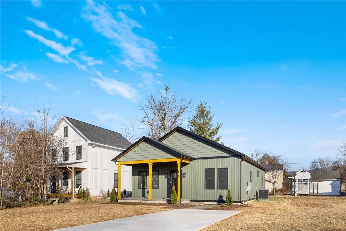 204 LEE AVE, ELKTON, Virginia 22827, 3 Bedrooms Bedrooms, ,2 BathroomsBathrooms,Residential,204 LEE AVE,672765 MLS # 672765