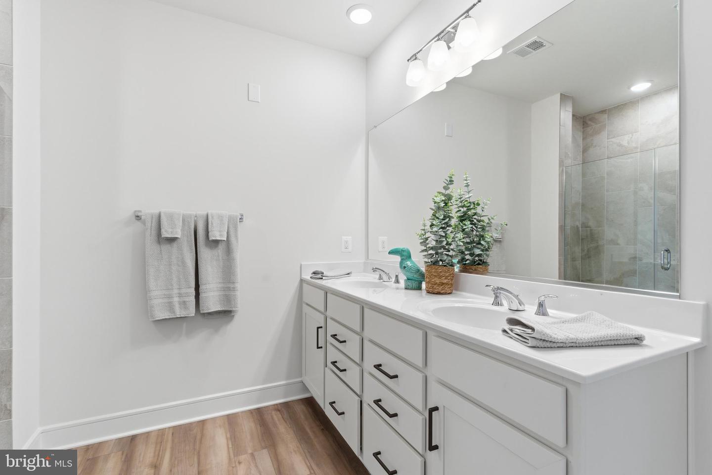 23669 GOLDEN EMBERS SQ #303, ASHBURN, Virginia 20148, 3 Bedrooms Bedrooms, ,2 BathroomsBathrooms,Residential,For sale,23669 GOLDEN EMBERS SQ #303,VALO2112344 MLS # VALO2112344