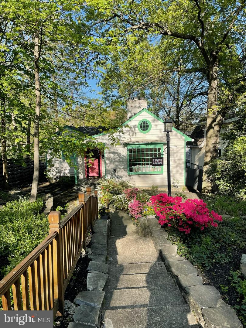 123 N EDGEWOOD ST, ARLINGTON, Virginia 22201, 3 Bedrooms Bedrooms, ,2 BathroomsBathrooms,Residential,For sale,123 N EDGEWOOD ST,VAAR2066992 MLS # VAAR2066992