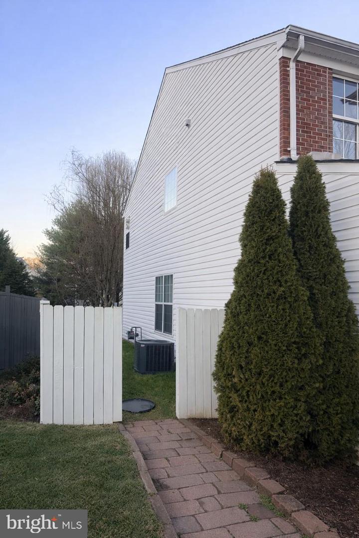 74 NEWBURY DR, STAFFORD, Virginia 22556, 5 Bedrooms Bedrooms, 10 Rooms Rooms,3 BathroomsBathrooms,Residential,For sale,74 NEWBURY DR,VAST2044816 MLS # VAST2044816